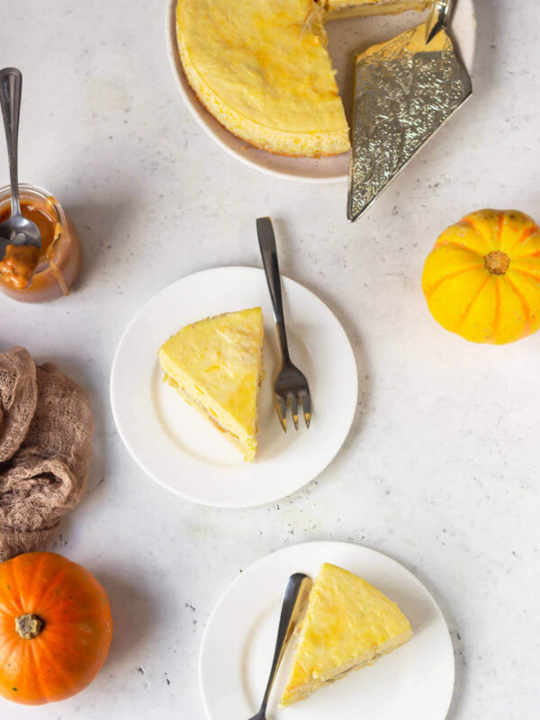 Kürbis-Cheesecake mit Äpfeln und Karamell