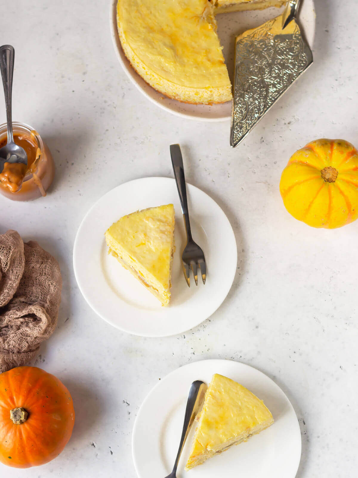 Kürbis-Cheesecake mit Äpfeln und Karamell