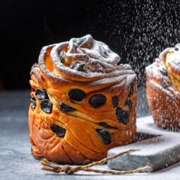 Luftiger Kraffin (Cruffin) mit Rosinen, Nüssen und Orangenaroma
