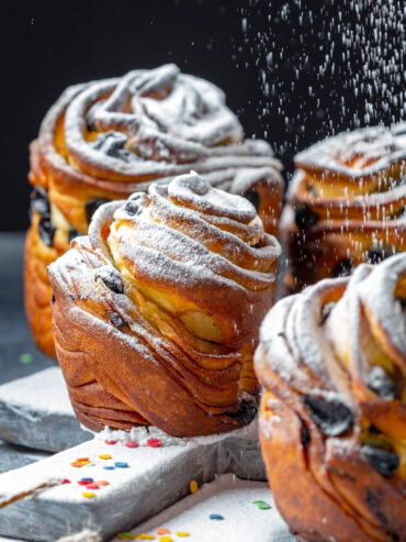 Luftiger Kraffin (Cruffin) mit Rosinen, Nüssen und Orangenaroma