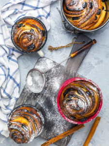 Luftiger Kraffin (Cruffin) mit Rosinen, Nüssen und Orangenaroma
