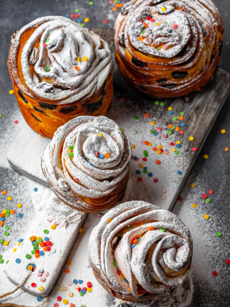 Luftiger Kraffin (Cruffin) mit Rosinen, Nüssen und Orangenaroma