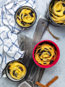 Luftiger Kraffin (Cruffin) mit Rosinen, Nüssen und Orangenaroma