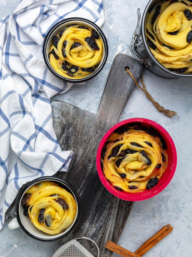 Luftiger Kraffin (Cruffin) mit Rosinen, Nüssen und Orangenaroma