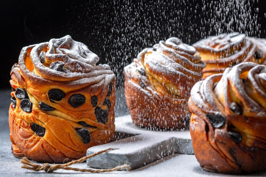 Luftiger Kraffin (Cruffin) mit Rosinen, Nüssen und Orangenaroma