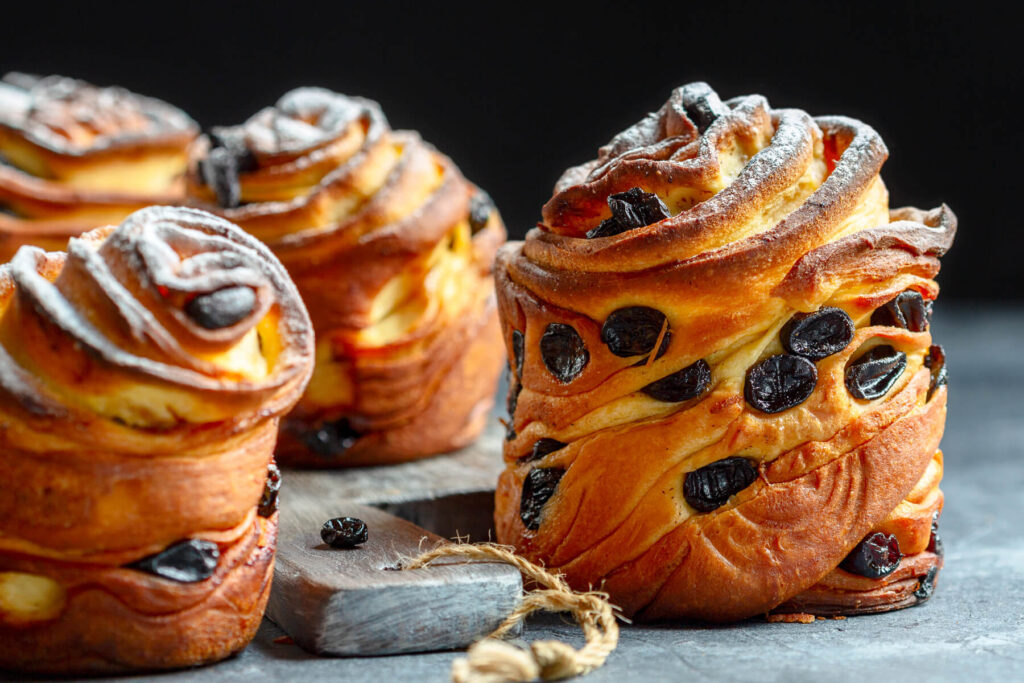 Luftiger Kraffin (Cruffin) mit Rosinen, Nüssen und Orangenaroma