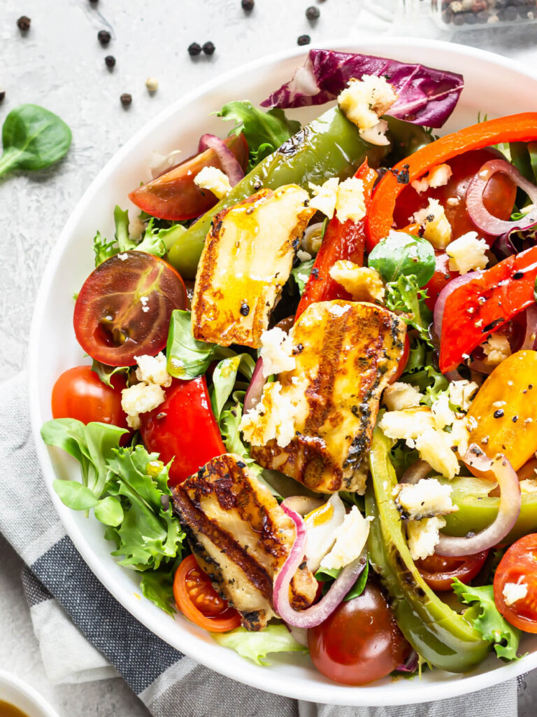 Mediterraner Sommersalat mit gegrilltem Halloumi (Grillkäse)