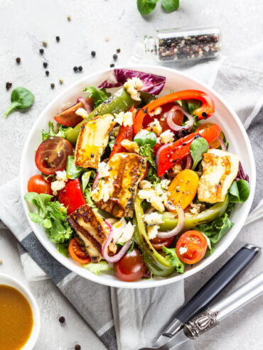Mediterraner Sommersalat mit gegrilltem Halloumi (Grillkäse)
