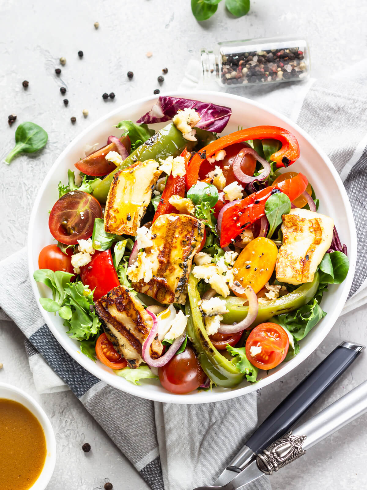 Mediterraner Sommersalat mit gegrilltem Halloumi (Grillkäse)