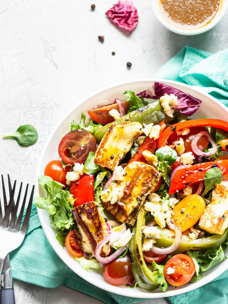Mediterraner Sommersalat mit gegrilltem Halloumi (Grillkäse)