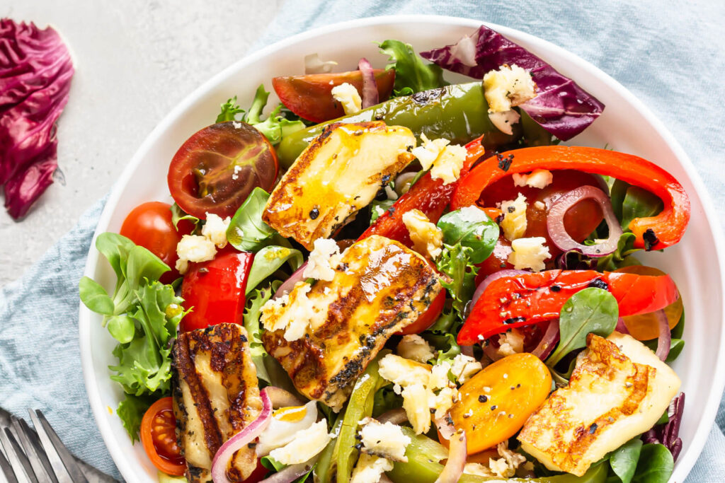 Mediterraner Sommersalat mit gegrilltem Halloumi (Grillkäse)
