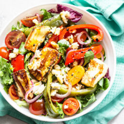 Mediterraner Sommersalat mit gegrilltem Halloumi (Grillkäse)