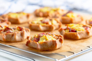 Offene Kartoffel-Pasteten mit Speck – rustikales Ofengebäck aus Roggenteig