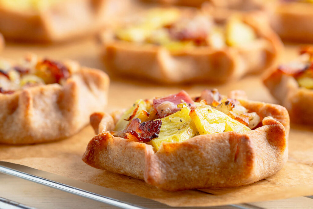 Offene Kartoffel-Pasteten mit Speck – rustikales Ofengebäck aus Roggenteig