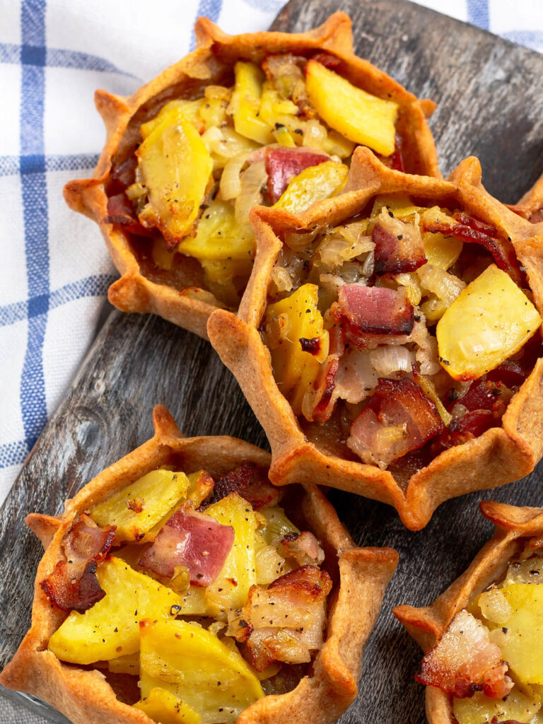 Offene Kartoffel-Pasteten mit Speck – rustikales Ofengebäck aus Roggenteig