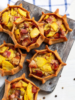 Offene Kartoffel-Pasteten mit Speck – rustikales Ofengebäck aus Roggenteig