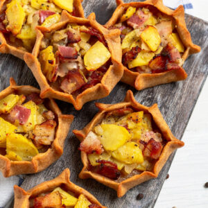 Offene Kartoffel-Pasteten mit Speck – rustikales Ofengebäck aus Roggenteig