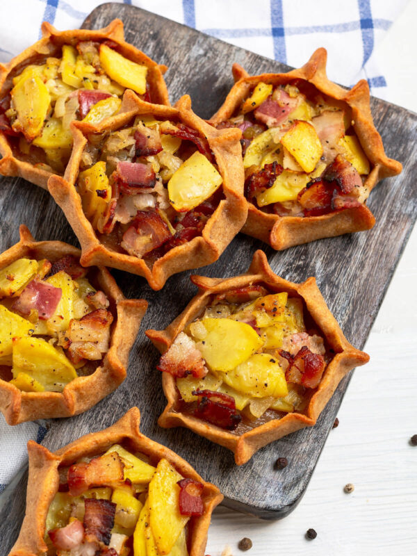 Offene Kartoffel-Pasteten mit Speck – rustikales Ofengebäck aus Roggenteig