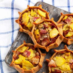 Offene Kartoffel-Pasteten mit Speck – rustikales Ofengebäck aus Roggenteig