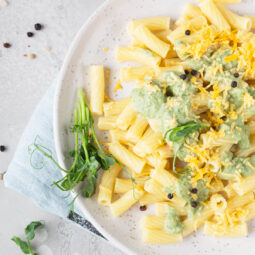 Pasta mit cremiger Blumenkohl-Spinat-Sauce