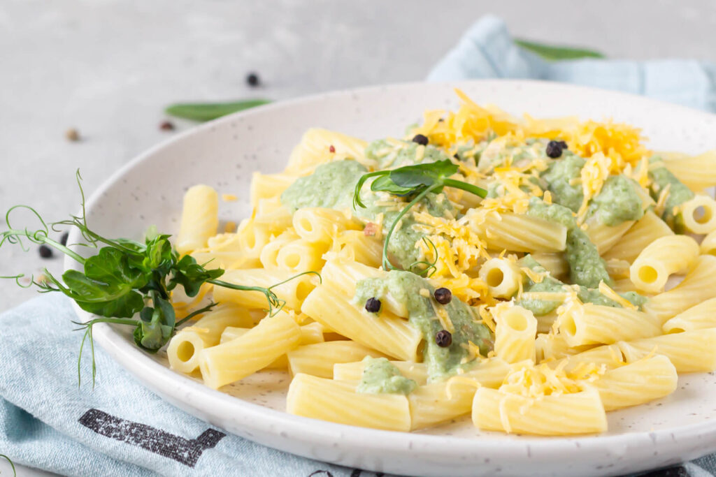 Pasta mit cremiger Blumenkohl-Spinat-Sauce