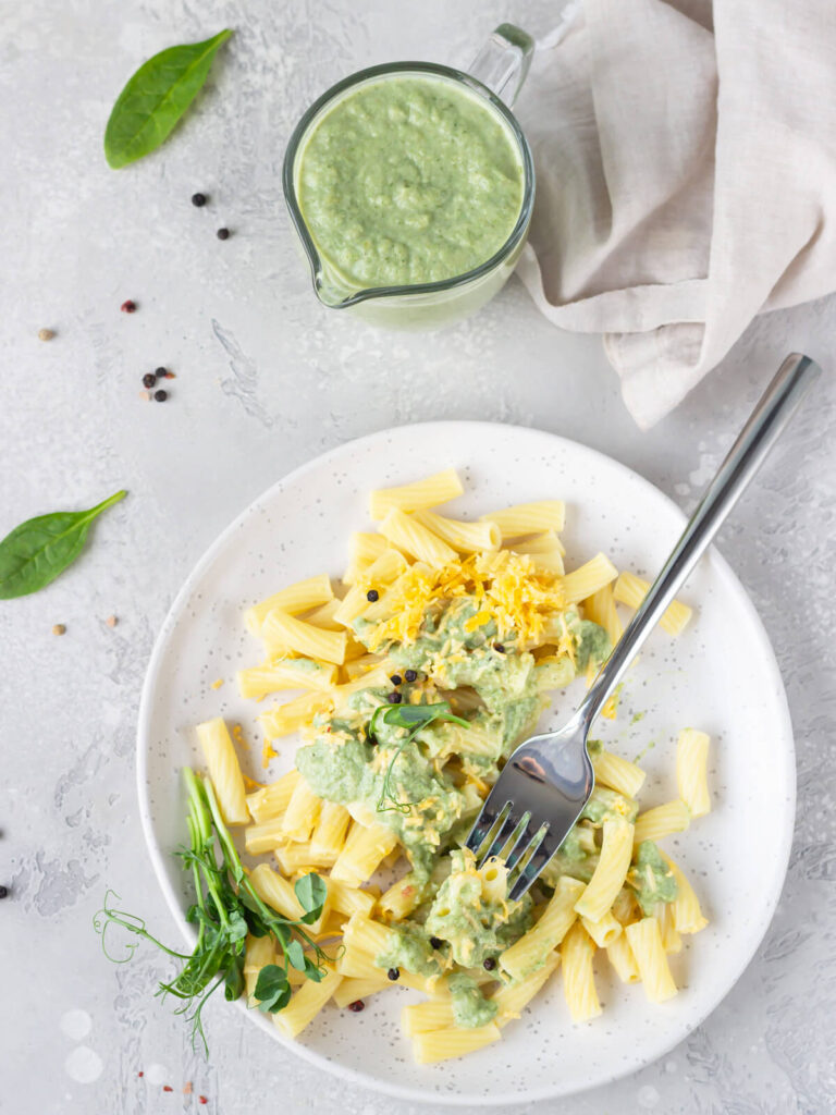 Pasta mit cremiger Blumenkohl-Spinat-Sauce