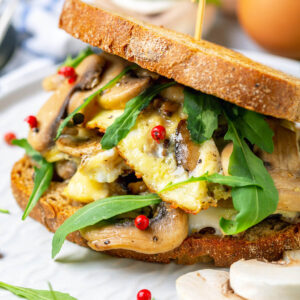 Sandwiches mit Pilz-Omelett und Rucola