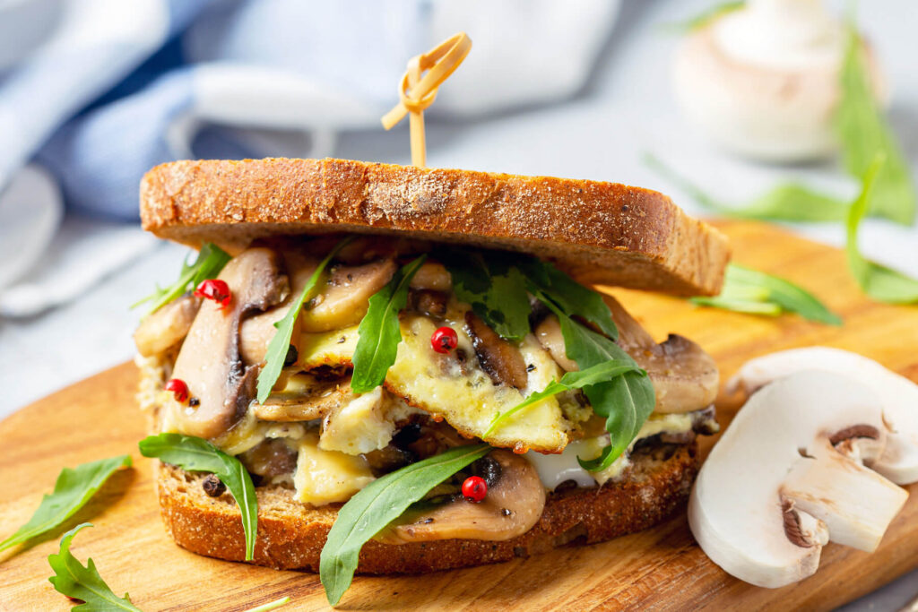 Sandwiches mit Pilz-Omelett und Rucola