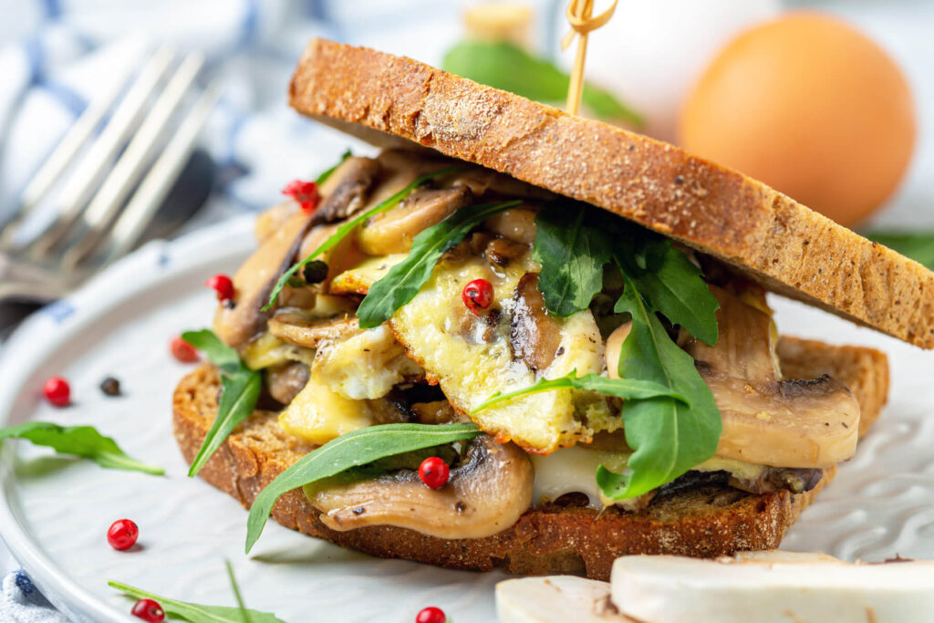 Sandwiches mit Pilz-Omelett und Rucola
