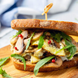Sandwiches mit Pilz-Omelett und Rucola