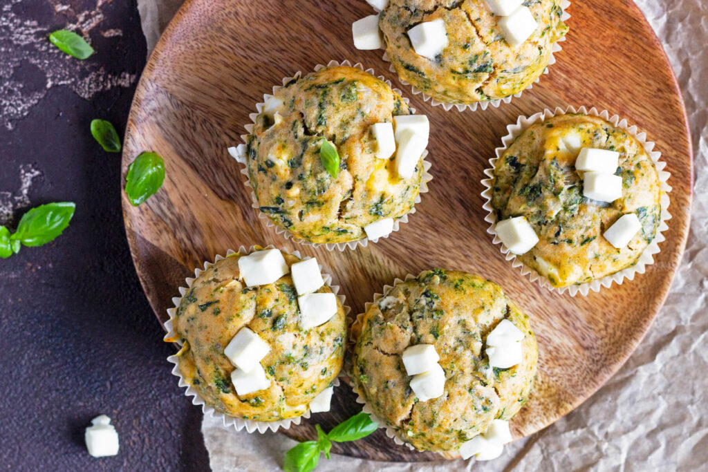 Schnelle herzhafte Spinat-Feta-Muffins mit geräuchertem Paprika