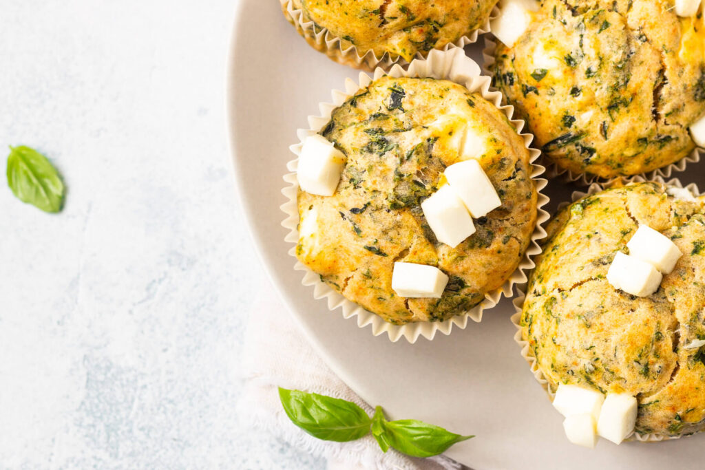 Schnelle herzhafte Spinat-Feta-Muffins mit geräuchertem Paprika