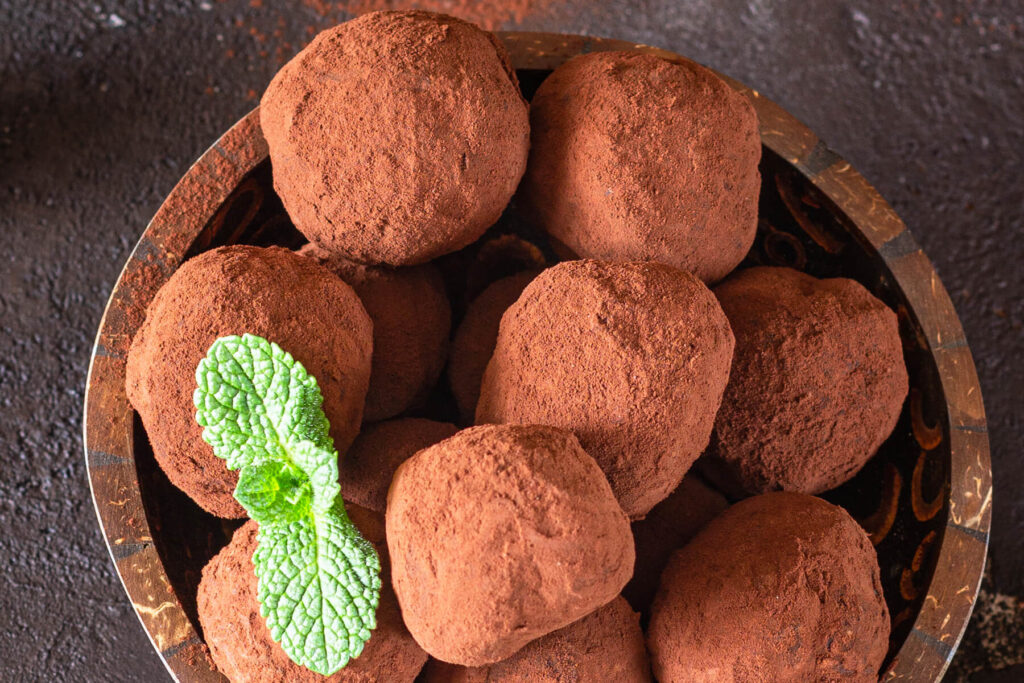 Schokoladentrüffel mit frischer Minze