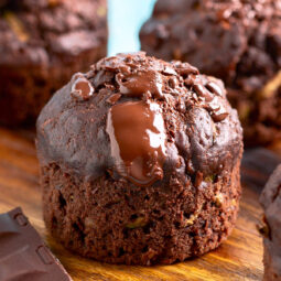 Schokomuffins mit Zucchini und Walnüssen