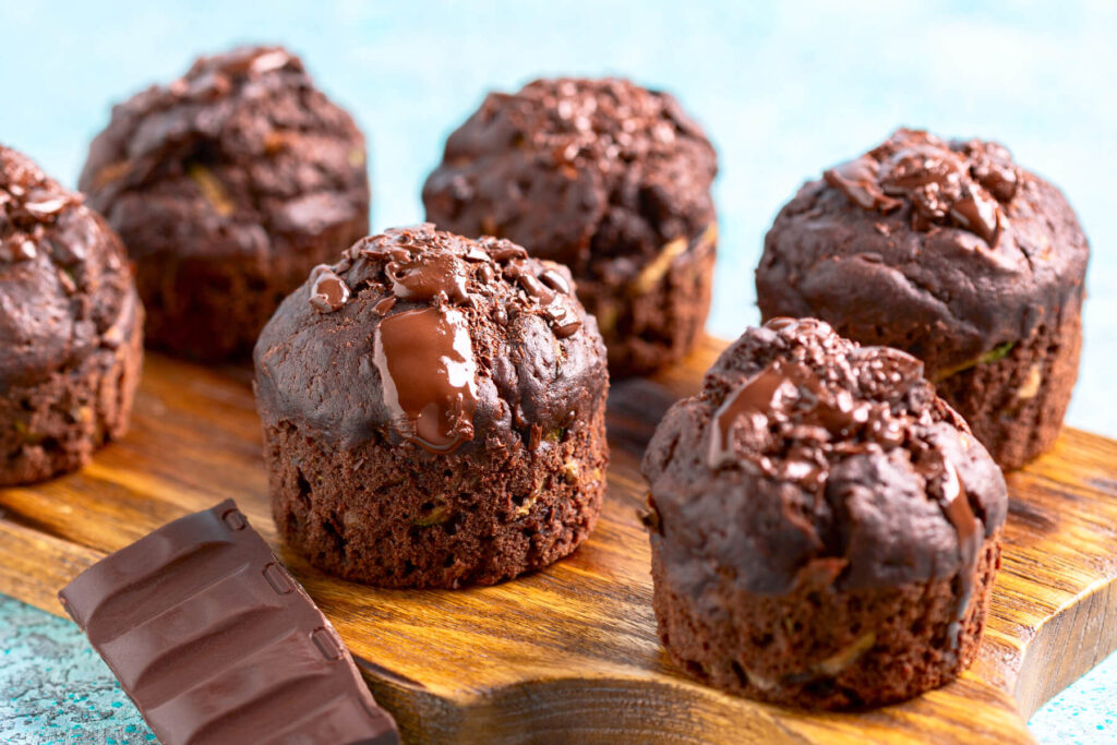 Schokomuffins mit Zucchini und Walnüssen