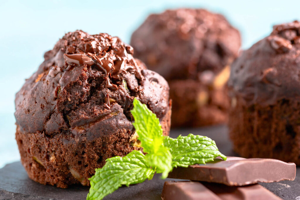 Schokomuffins mit Zucchini und Walnüssen