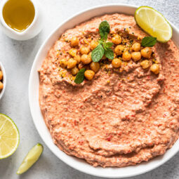 Würzige Paprika-Walnuss-Creme mit Kichererbsen