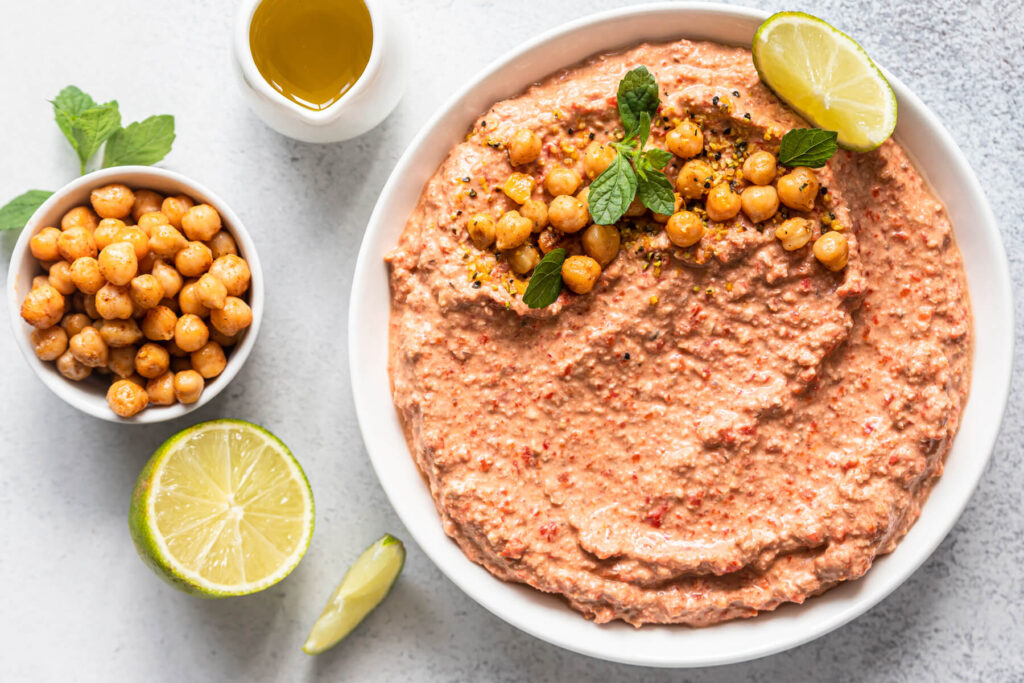 Würzige Paprika-Walnuss-Creme mit Kichererbsen