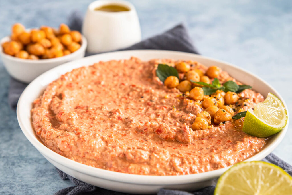 Würzige Paprika-Walnuss-Creme mit Kichererbsen