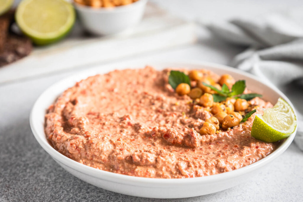 Würzige Paprika-Walnuss-Creme mit Kichererbsen