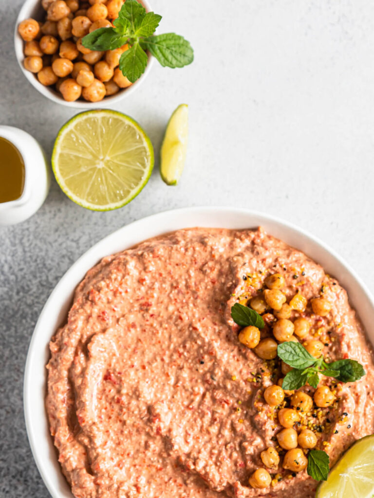 Würzige Paprika-Walnuss-Creme mit Kichererbsen