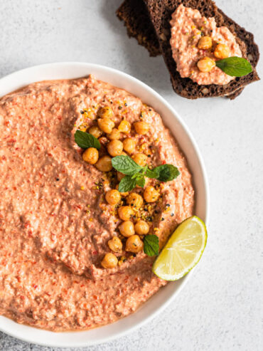 Würzige Paprika-Walnuss-Creme mit Kichererbsen