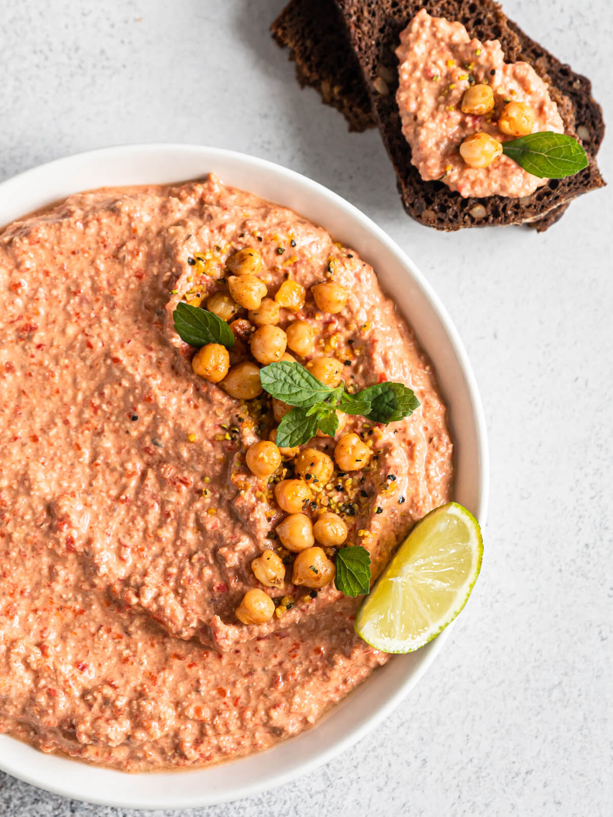 Würzige Paprika-Walnuss-Creme mit Kichererbsen