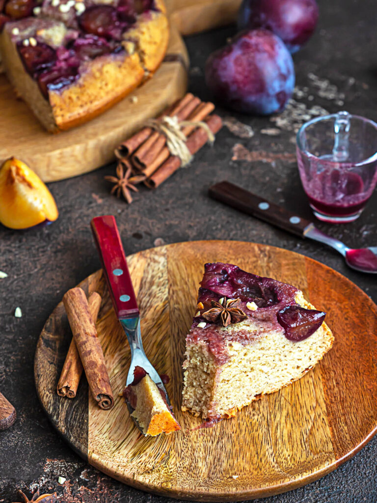 Würziger gestürzter Pflaumenkuchen mit Bergamotte-Tee