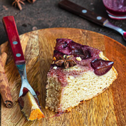 Würziger gestürzter Pflaumenkuchen mit Bergamotte-Tee