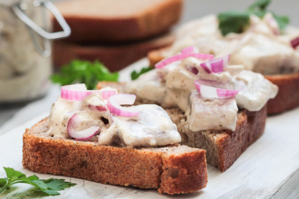 Hering in Currysauce: Zarter Matjes mit Apfel & roter Zwiebel