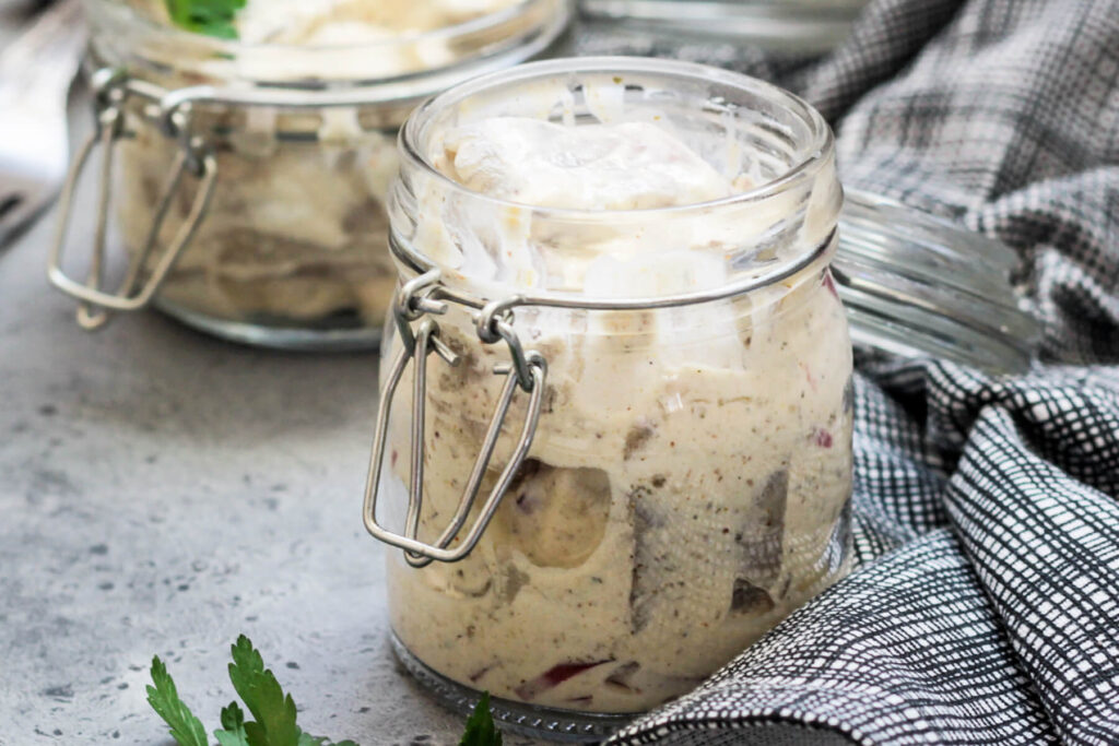 Hering in Currysauce: Zarter Matjes mit Apfel & roter Zwiebel