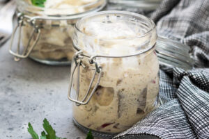 Hering in Currysauce: Zarter Matjes mit Apfel & roter Zwiebel