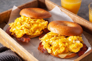 Bagel-Frühstücks-Sandwich mit Rührei, Bacon & Käse