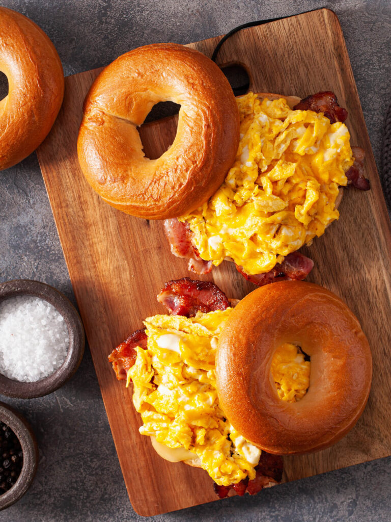 Bagel-Frühstücks-Sandwich mit Rührei, Bacon & Käse